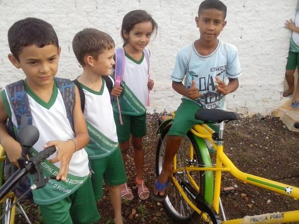  Secretaria de Educação entrega bicicletas aos alunos da rede municipal de ensino - Imagem 16
