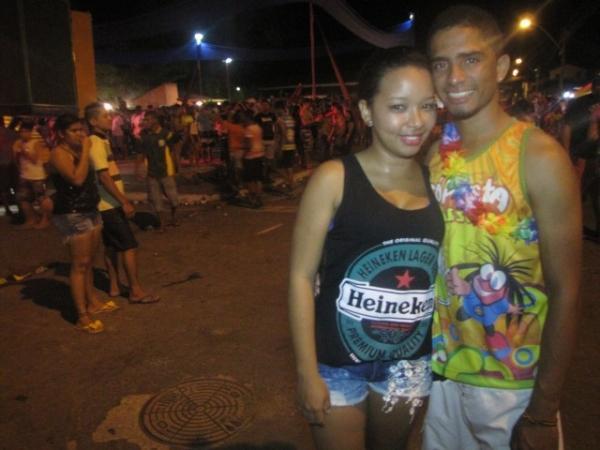 Duas bandas fizeram a animação da galera na primeira noite de carnaval em Miguel Alves - Imagem 11