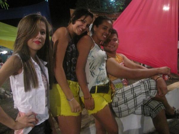 Duas bandas fizeram a animação da galera na primeira noite de carnaval em Miguel Alves - Imagem 1