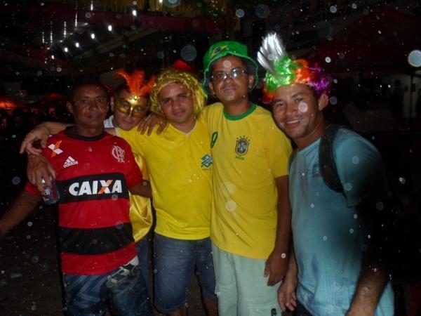 Carnaval 2014: Foliões lotaram a o corredor da folia primeira noite de carnaval - Imagem 13