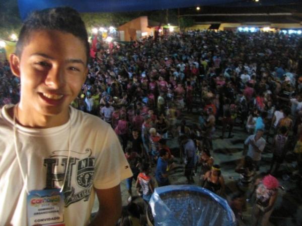Duas bandas fizeram a animação da galera na primeira noite de carnaval em Miguel Alves - Imagem 52