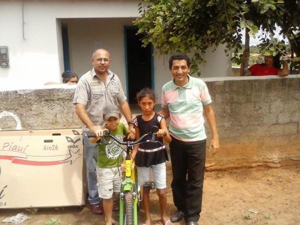  Secretaria de Educação entrega bicicletas aos alunos da rede municipal de ensino - Imagem 8
