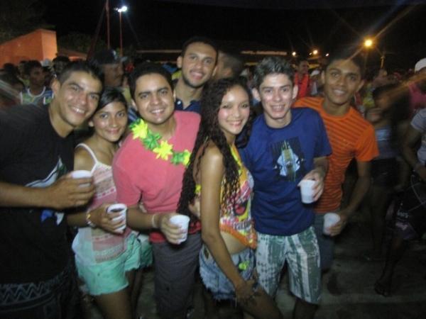 Duas bandas fizeram a animação da galera na primeira noite de carnaval em Miguel Alves - Imagem 29