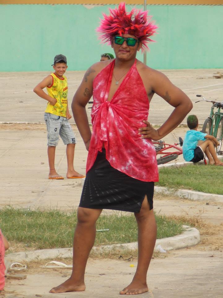 Rapaziada joga vôlei em clima de carnaval, os “Pererecas”.