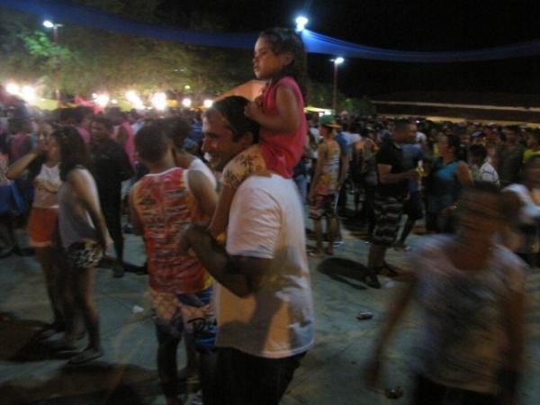 Duas bandas fizeram a animação da galera na primeira noite de carnaval em Miguel Alves - Imagem 55