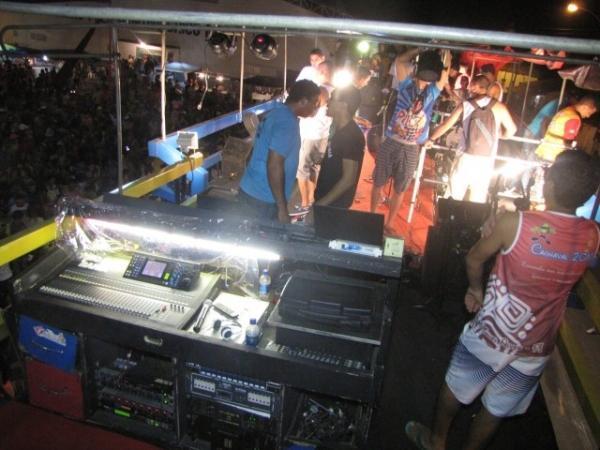 Duas bandas fizeram a animação da galera na primeira noite de carnaval em Miguel Alves - Imagem 41