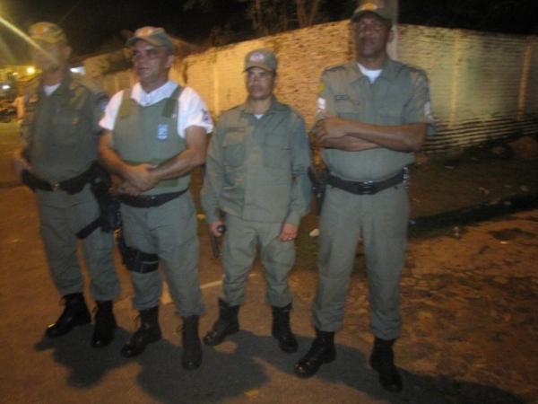 Duas bandas fizeram a animação da galera na primeira noite de carnaval em Miguel Alves - Imagem 12