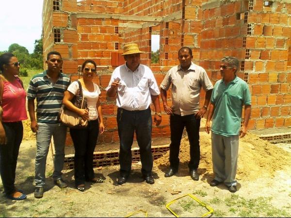 Prefeito Zé Resende e equipe da SEMAS visita obras do Minha Casa Minha Vida em Boa Hora - Imagem 8