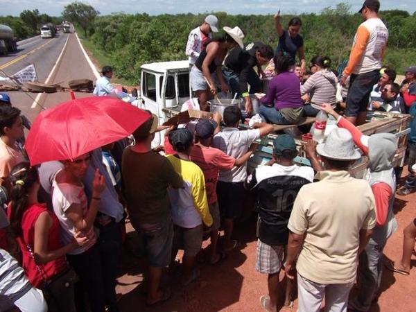 População Interdita BR 222 e DER manda representante e fecha acordo com manifestantes. - Imagem 4