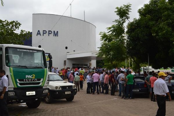Município recebe caçamba para a comunidade