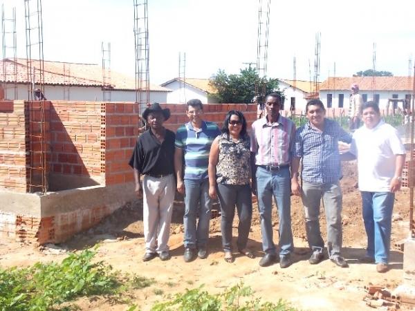 Prefeita e vereadores visitam obras na comunidade Varzea grande interior de Canavieira - Imagem 2