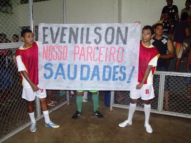 Atleta de futsal da seleção de N. S. dos Remédios recebeu homenagem