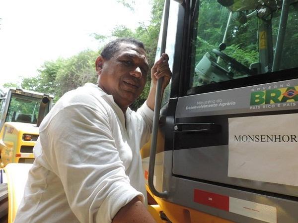 Prefeitura de Monsenhor Gil adquire máquina através do PAC 2 - Imagem 4