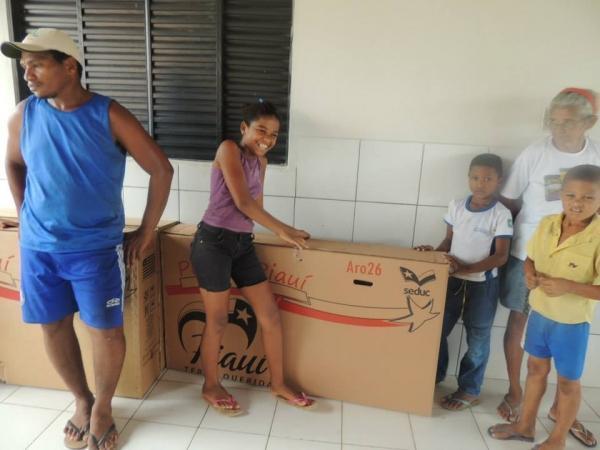 secretaria de Educação fez a entrega de 60 bicicletas em Curralinhos - Imagem 1