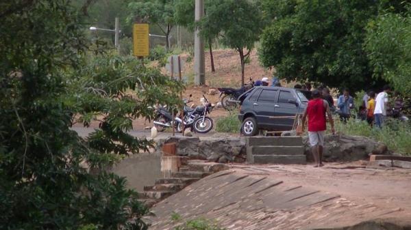 Padre interdita ponte sob o Rio Canindé - Imagem 6