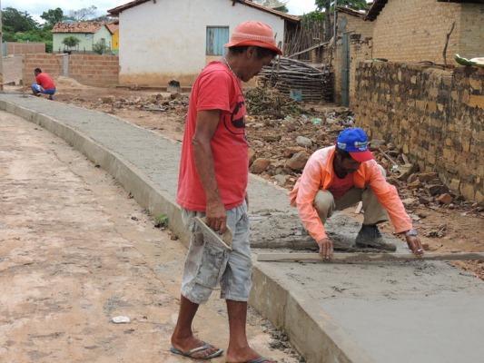 Prefeitura constroi passeio para dá segurança aos pedestres