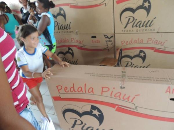 secretaria de Educação fez a entrega de 60 bicicletas em Curralinhos - Imagem 2