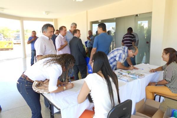 A Prefeita de Currais Claudia Lobo e secretario de finanças Luis Lobo participa da criação do comité da bacia hidrográfica do Rio  Gurgueia  - Imagem 4