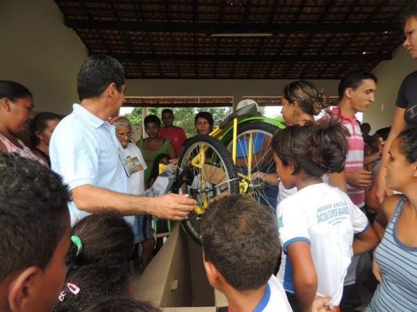 secretaria de Educação fez a entrega de 60 bicicletas em Curralinhos - Imagem 6