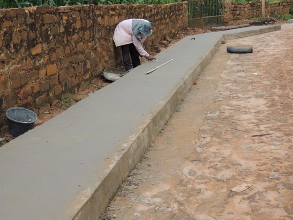 Prefeitura constroi passeio para dá segurança aos pedestres - Imagem 5