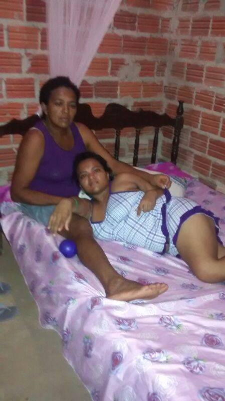 Mãe pede ajuda para filha que não consegue andar