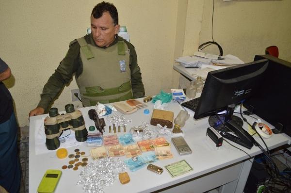 Polícia invade ‘boca de fumo’, prende seis e apreende arma, drogas e dinheiro - Imagem 1