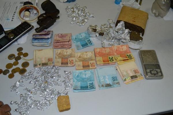 Polícia invade ‘boca de fumo’, prende seis e apreende arma, drogas e dinheiro - Imagem 4