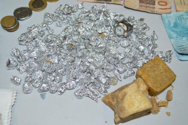 Polícia invade ‘boca de fumo’, prende seis e apreende arma, drogas e dinheiro - Imagem 8