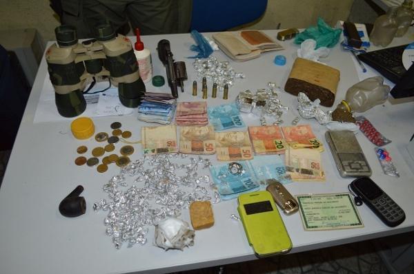 Polícia invade ‘boca de fumo’, prende seis e apreende arma, drogas e dinheiro - Imagem 6