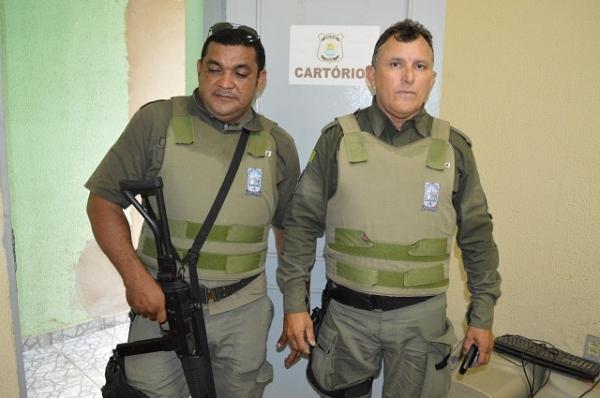 Polícia invade ‘boca de fumo’, prende seis e apreende arma, drogas e dinheiro - Imagem 5