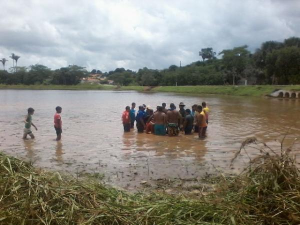 Pescadores da colônia e amigos em ação comunitária no açude laranjeiras.  - Imagem 5