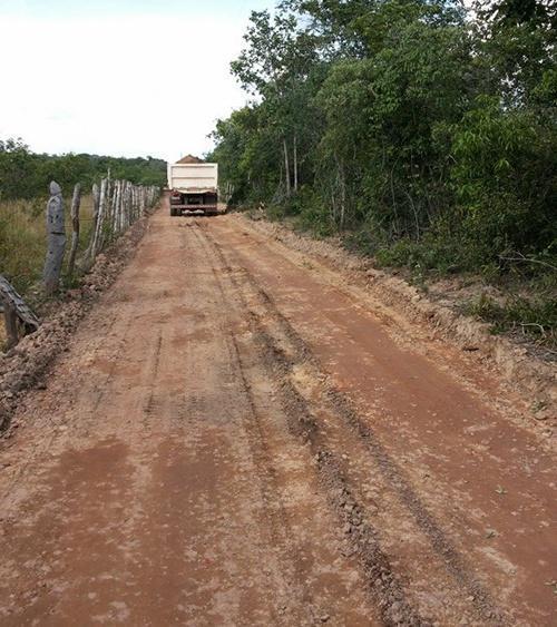 Prefeita que não para, Ana Célia recupera mais uma estrada na zona rural de Cocal de Telha.