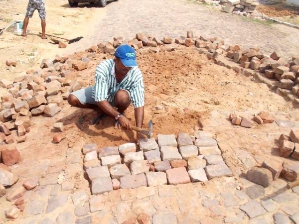 Prefeitura intensifica o trabalho de recuperação de calçamentos e meio fios em Canavieira - Imagem 2