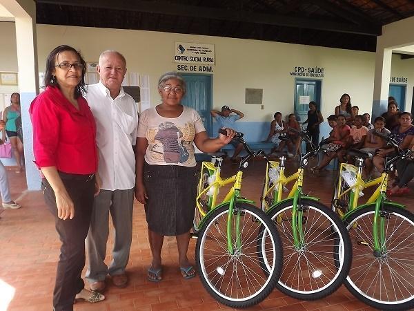 Prefeita Rita Sobrinho entrega 50 bicicletas para alunos de Caxingó - Imagem 4
