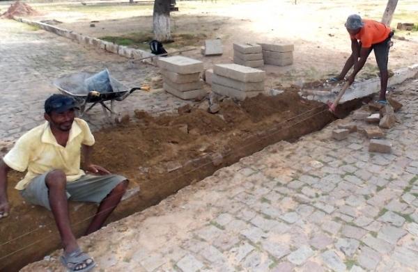 Prefeitura intensifica o trabalho de recuperação de calçamentos e meio fios em Canavieira - Imagem 7