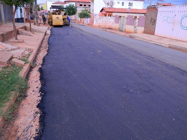 Avenida principal do bairro passagem das pedras recebe nova camada de asfalto.