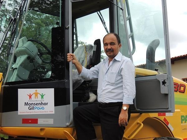 Prefeitura de Monsenhor Gil adquire máquina através do PAC 2 - Imagem 9