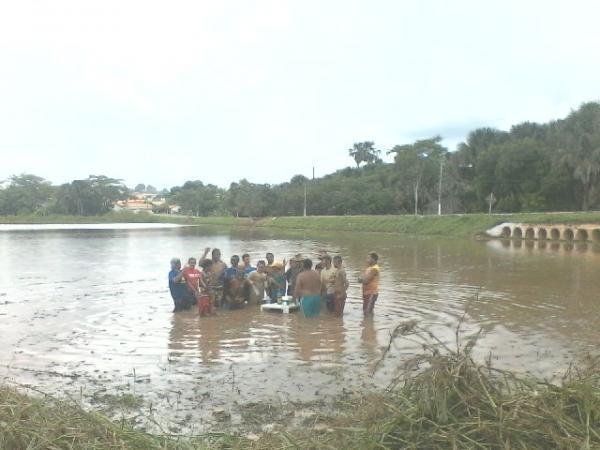 Pescadores da colônia e amigos em ação comunitária no açude laranjeiras.  - Imagem 9
