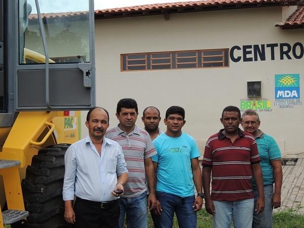 Prefeitura de Monsenhor Gil adquire máquina através do PAC 2 - Imagem 8