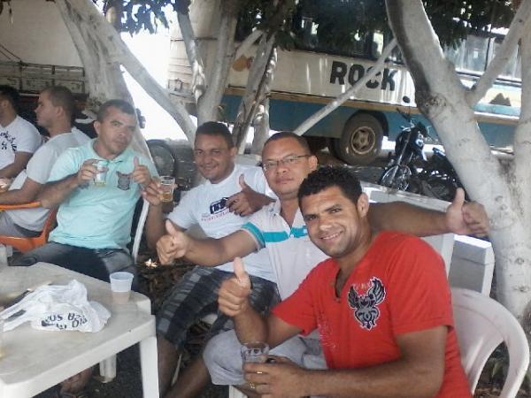 Pescadores da colônia e amigos em ação comunitária no açude laranjeiras.  - Imagem 6