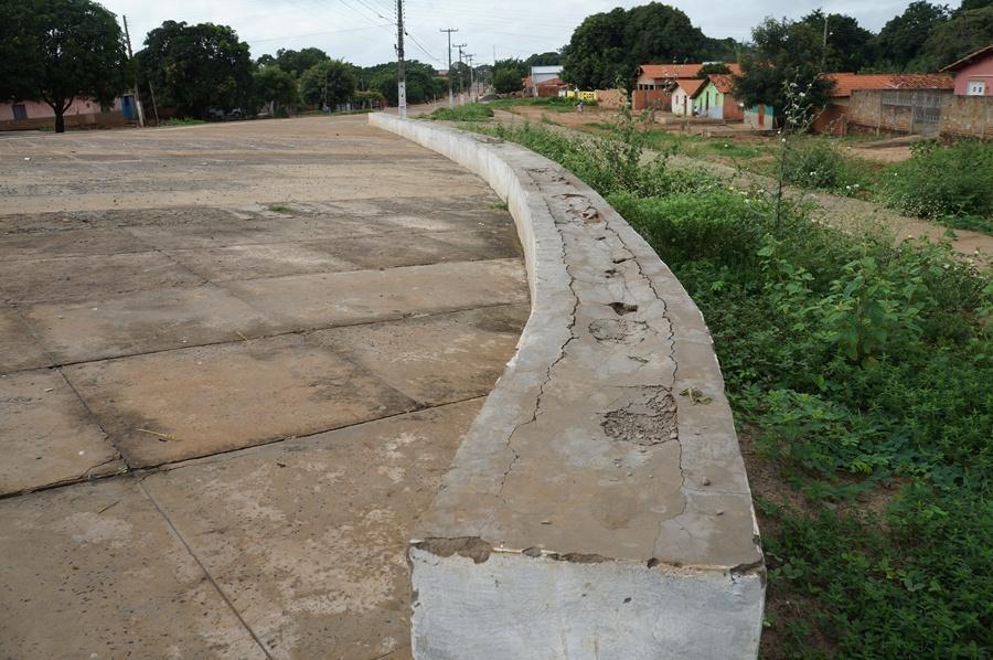 Criticam o governo e esquecem de terminar obra que desmancha com chuva