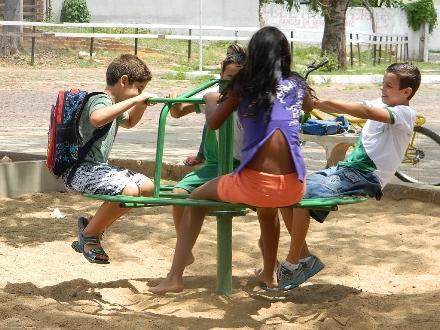Praça Lúcio Gomes ganha parque infantil