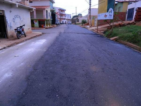 Avenida principal do bairro passagem das pedras recebe nova camada de asfalto. - Imagem 1