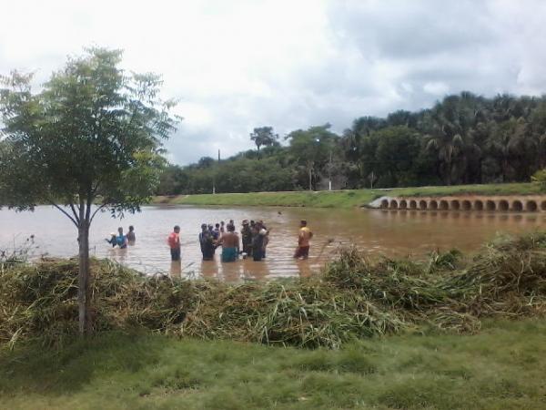 Pescadores da colônia e amigos em ação comunitária no açude laranjeiras.  - Imagem 1
