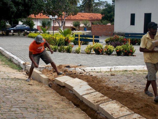 Prefeitura intensifica o trabalho de recuperação de calçamentos e meio fios em Canavieira