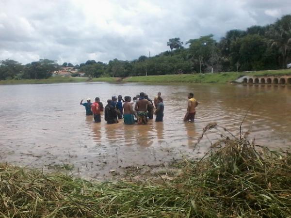 Pescadores da colônia e amigos em ação comunitária no açude laranjeiras.  - Imagem 2