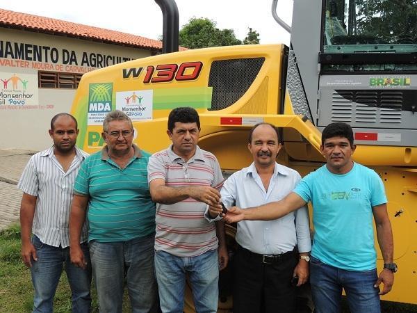 Prefeitura de Monsenhor Gil adquire máquina através do PAC 2 - Imagem 7