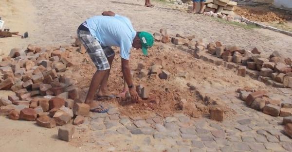Prefeitura intensifica o trabalho de recuperação de calçamentos e meio fios em Canavieira - Imagem 6