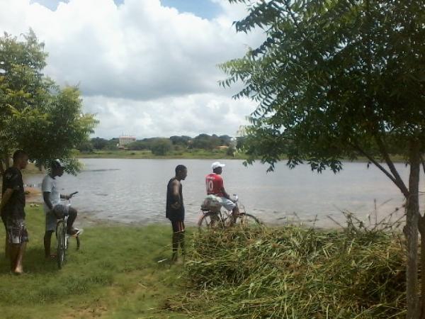 Pescadores da colônia e amigos em ação comunitária no açude laranjeiras.  - Imagem 7
