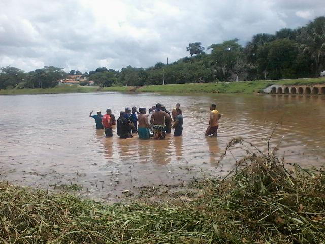 Pescadores da colônia e amigos em ação comunitária no açude laranjeiras. 